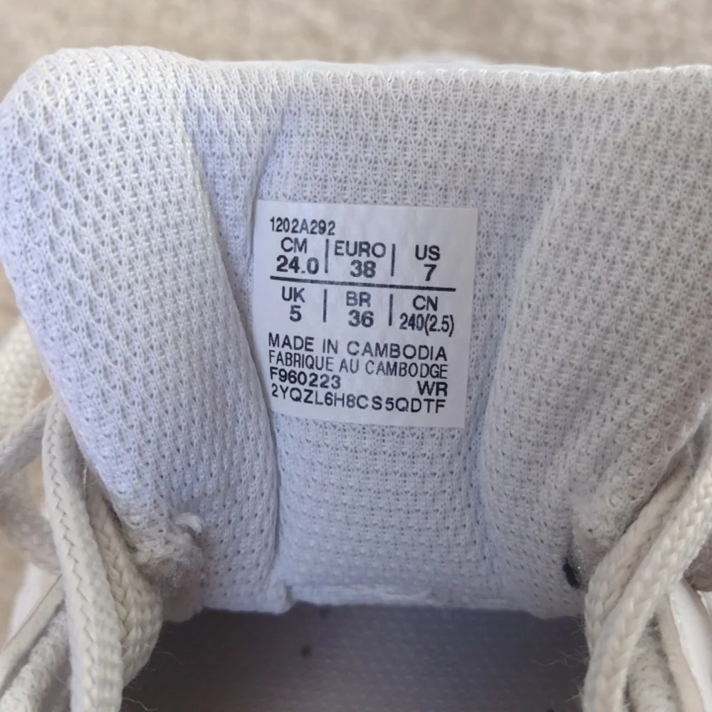 Women's Asics size 7 color white court shoe - Picture 6 of 6